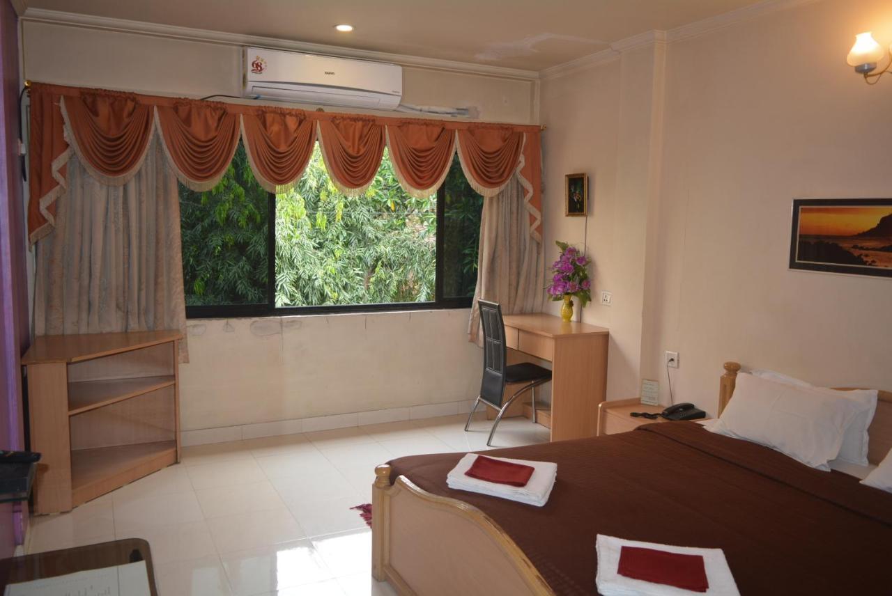 Hotel Poonam Buitenkant foto