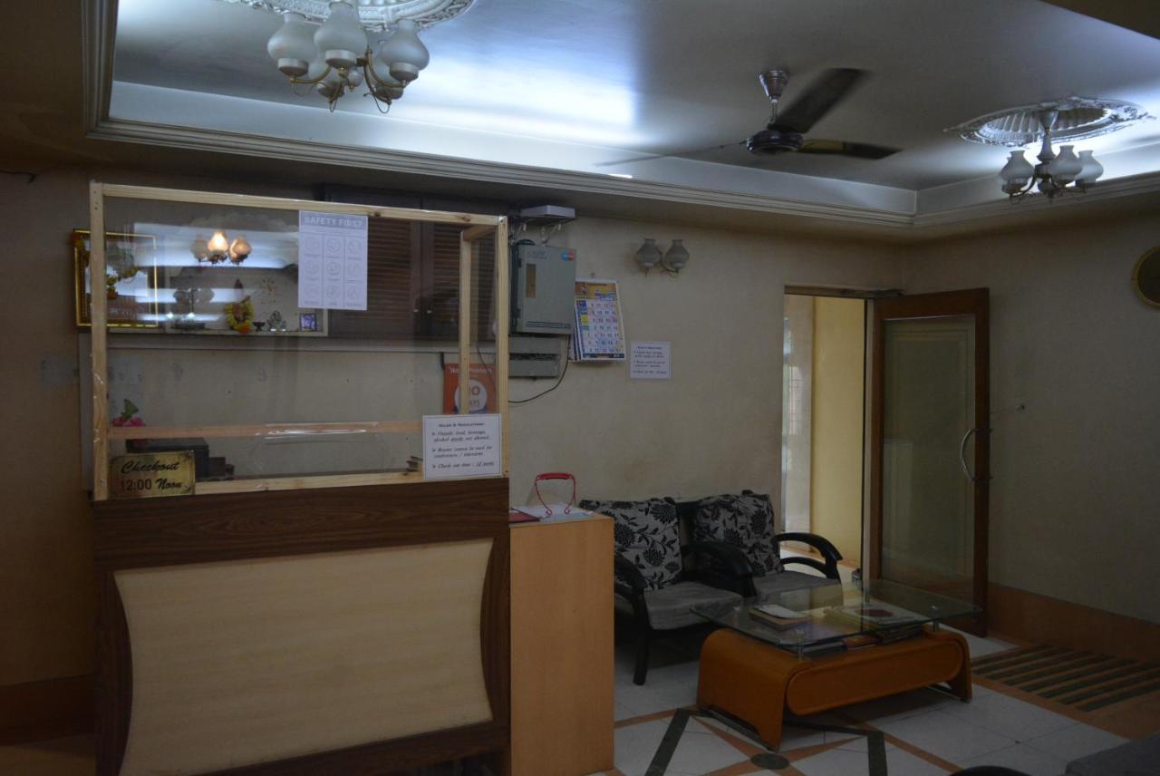 Hotel Poonam Buitenkant foto