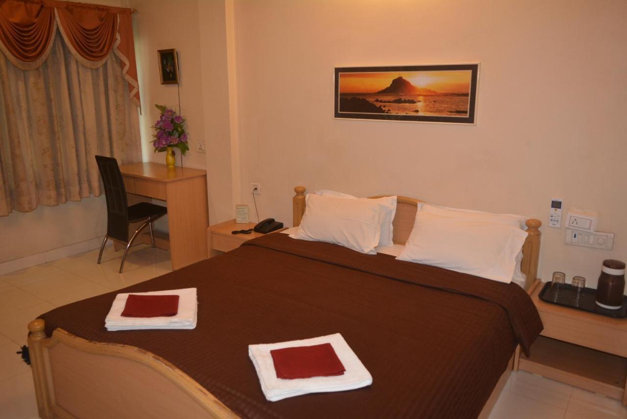 Hotel Poonam Buitenkant foto