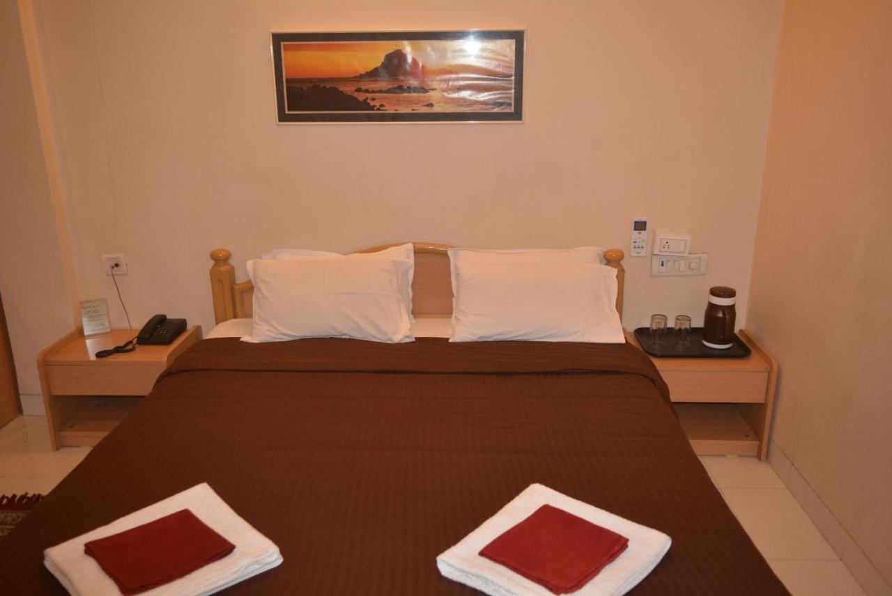 Hotel Poonam Buitenkant foto