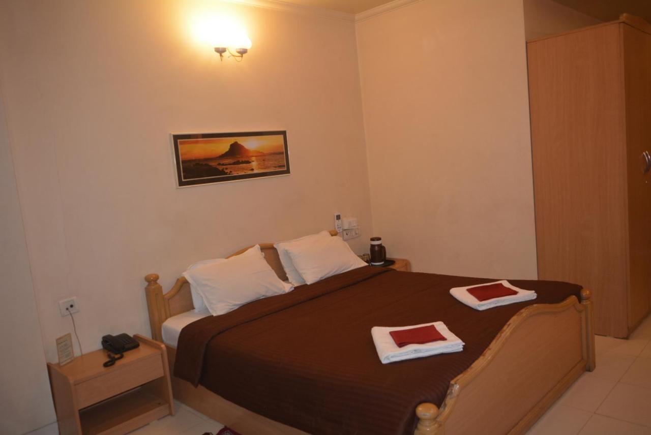 Hotel Poonam Buitenkant foto