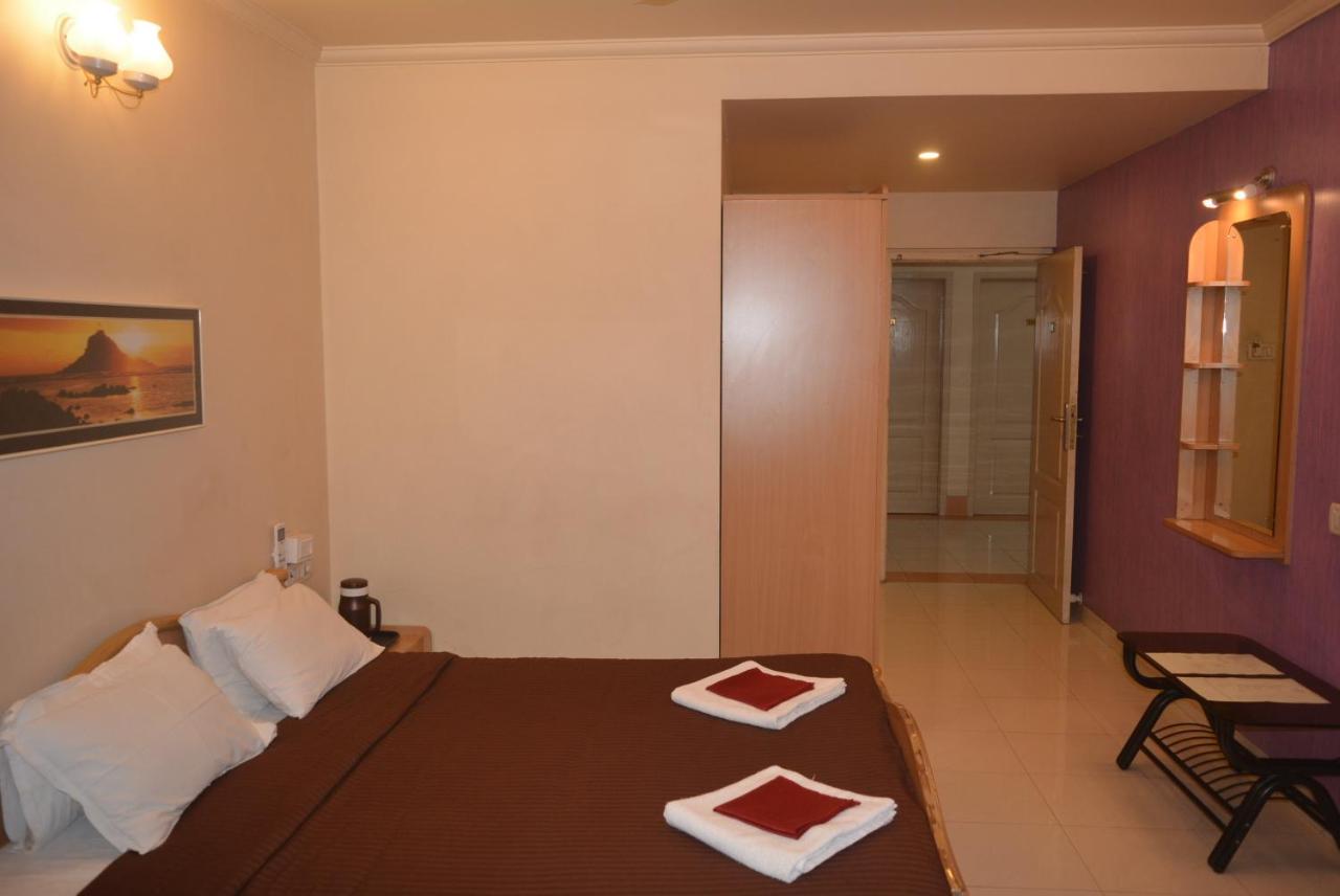 Hotel Poonam Buitenkant foto