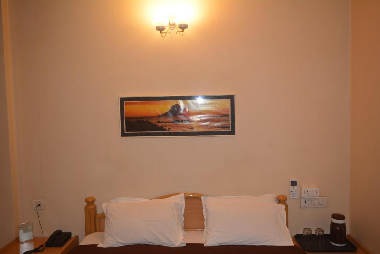 Hotel Poonam Buitenkant foto