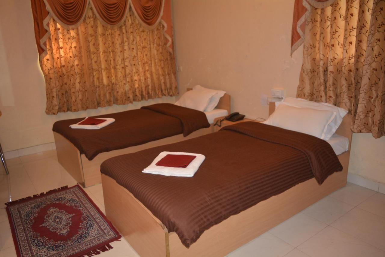 Hotel Poonam Buitenkant foto
