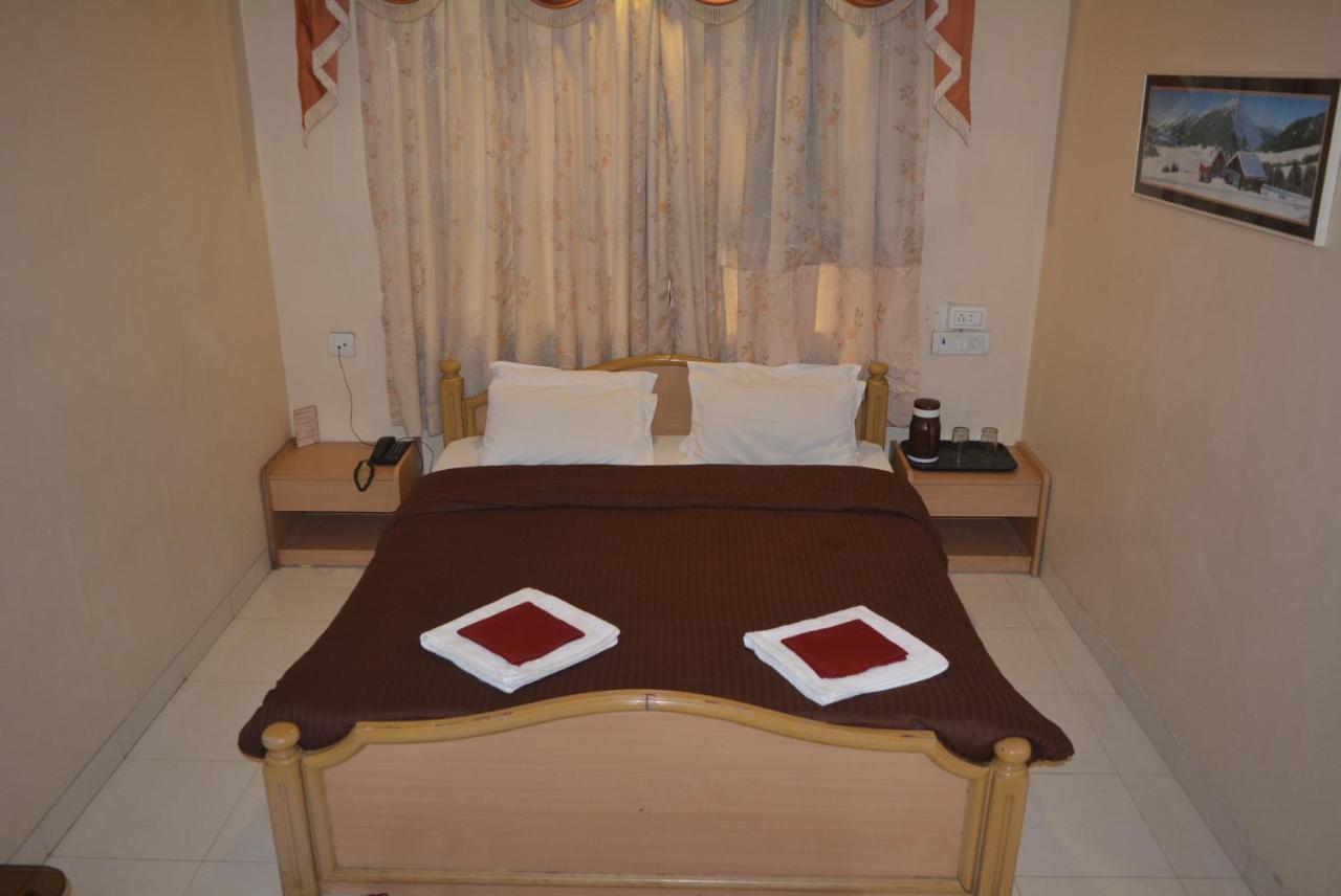 Hotel Poonam Buitenkant foto