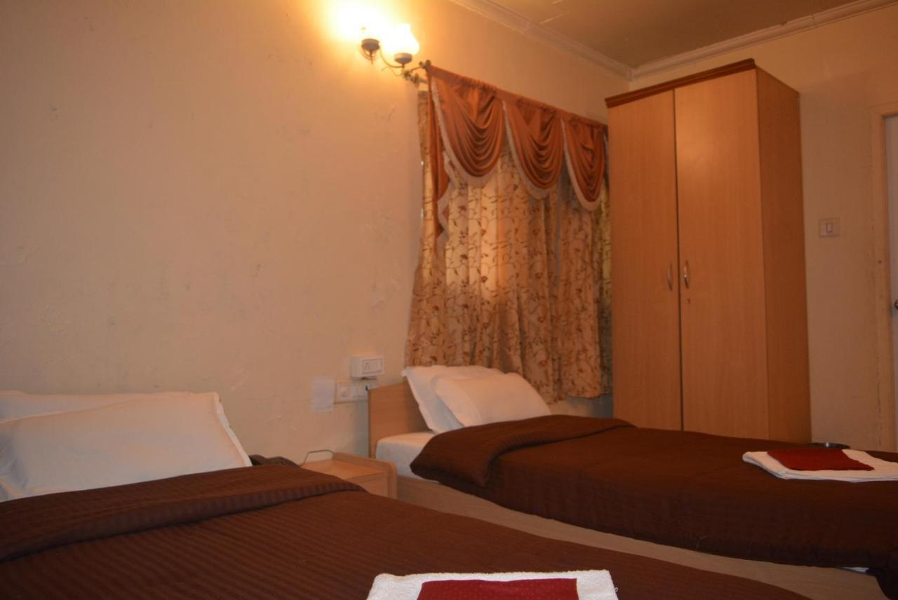 Hotel Poonam Buitenkant foto