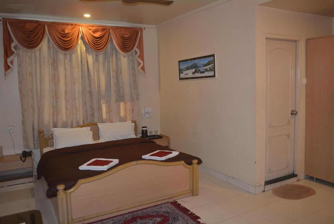 Hotel Poonam Buitenkant foto