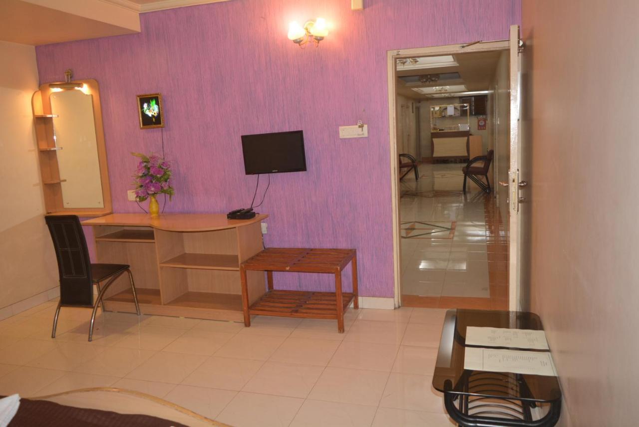 Hotel Poonam Buitenkant foto