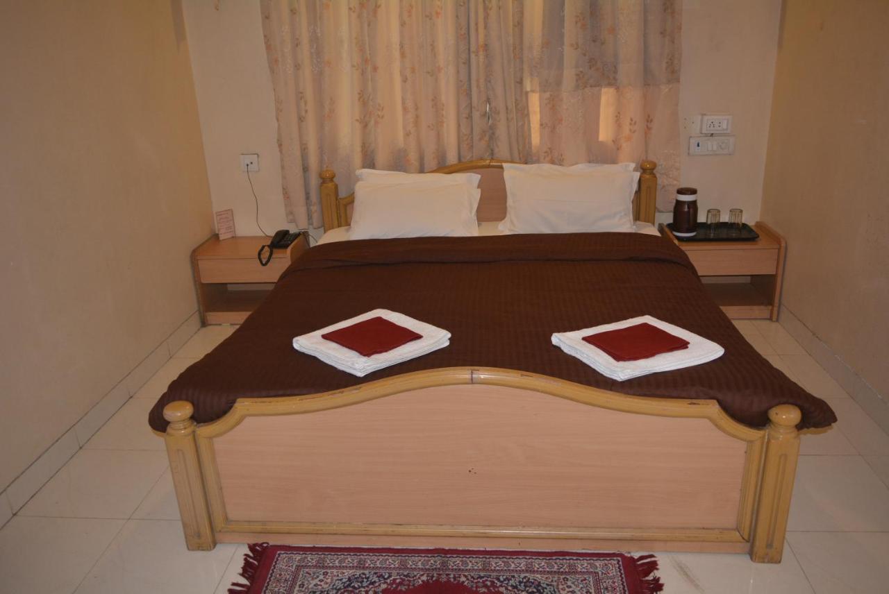Hotel Poonam Buitenkant foto