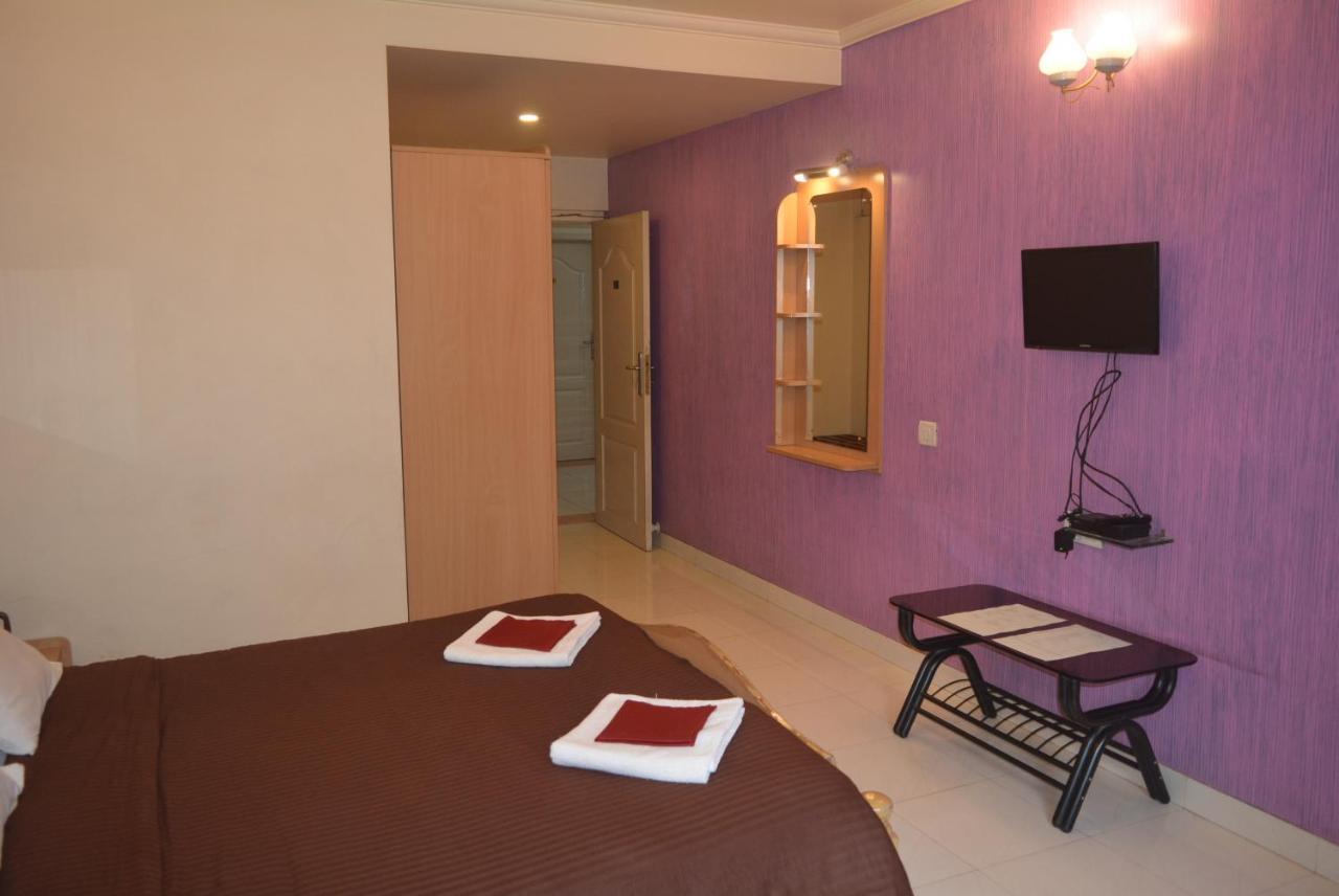 Hotel Poonam Buitenkant foto