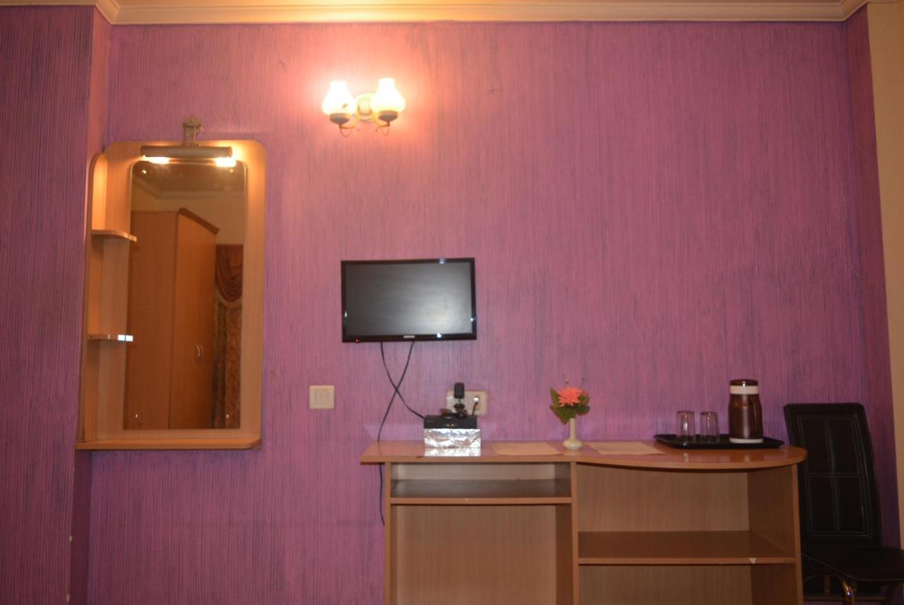 Hotel Poonam Buitenkant foto