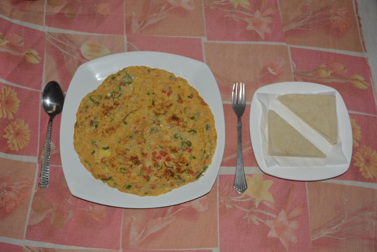 Hotel Poonam Buitenkant foto