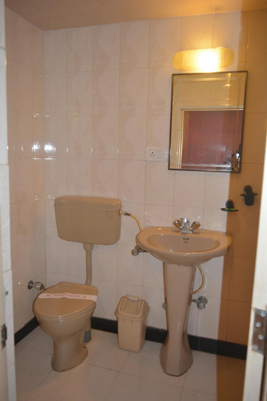 Hotel Poonam Buitenkant foto