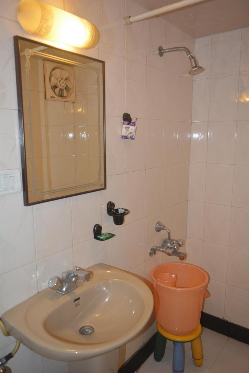 Hotel Poonam Buitenkant foto