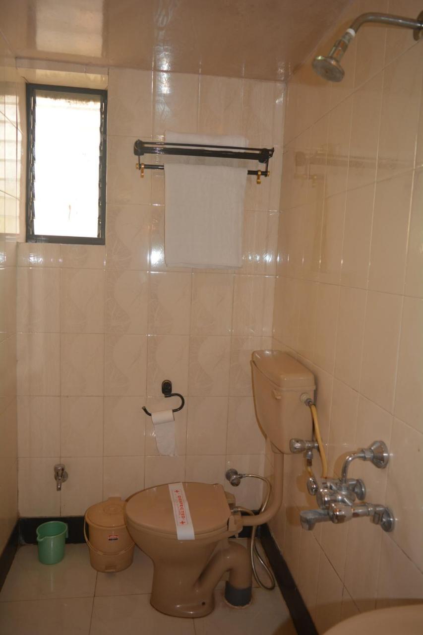 Hotel Poonam Buitenkant foto