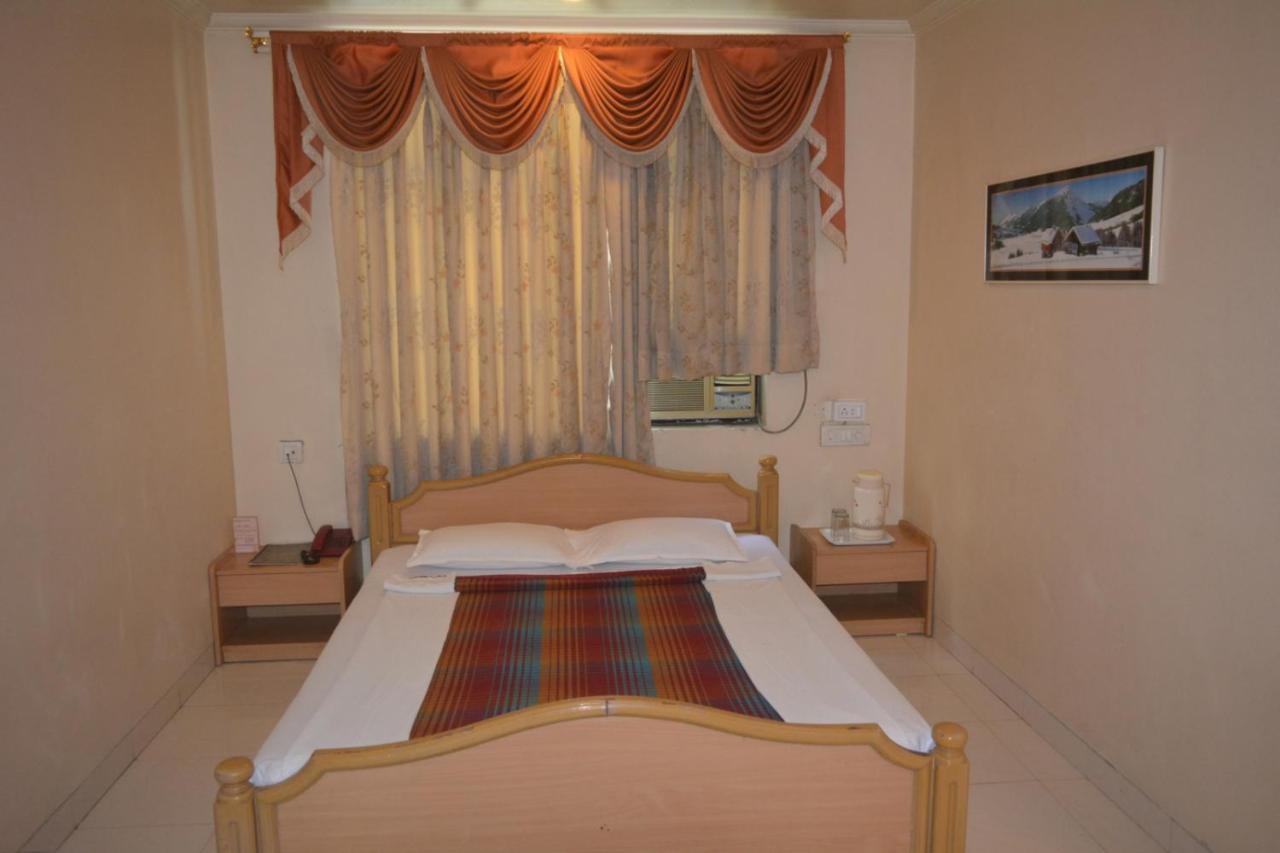 Hotel Poonam Buitenkant foto